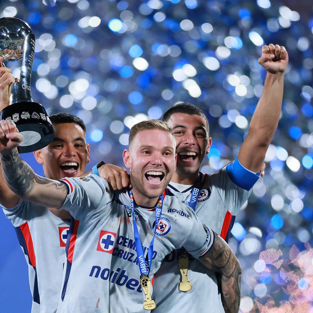 Jugadores de Cruz Azul celebran el título obtenido en el torneo Clausura 2026